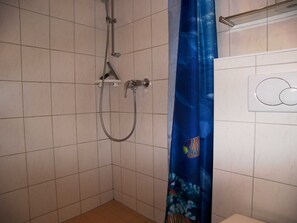Dusch, hårtork, handdukar och tvål