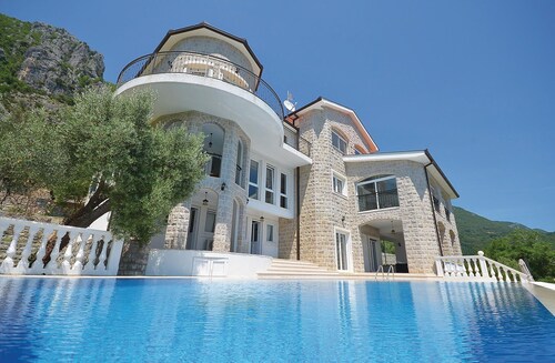 Awesome home in Herceg Novi with WiFi