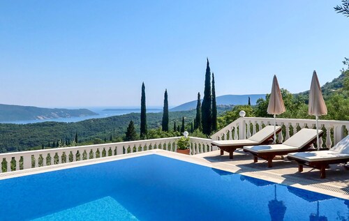 Awesome home in Herceg Novi with WiFi