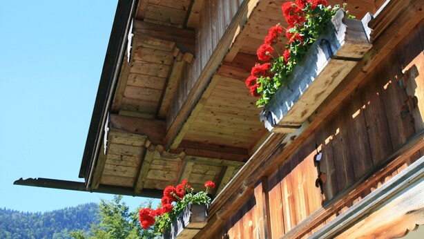 Un bâtiment en bois doté de balcons et de jardinières.
