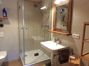 Shower, hair dryer, towels, soap - Vacation apartment #4 - Aribohof (Rottach-Egern)