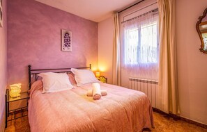3 bedrooms, travel crib, free WiFi, bed sheets
