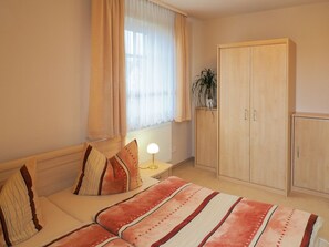 2 Schlafzimmer, Schreibtisch, Bettwäsche