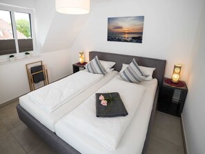 3 bedrooms, desk, WiFi