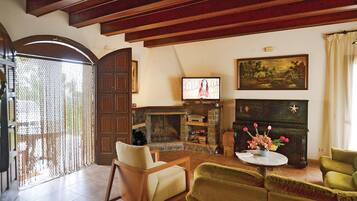 Een televisie en een stereo