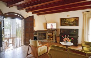 Een televisie en een stereo