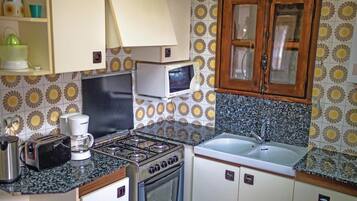 Fridge, stovetop, coffee/tea maker