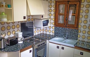 Refrigerador, microondas, parrilla de estufa y cafetera y tetera 