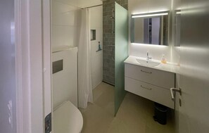 Shower - Nice home in Højby with sauna (Højby)