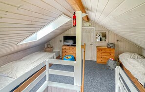 4 bedrooms, travel crib, free WiFi - Nice home in Højby with sauna (Højby)