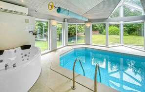 Indoor pool - Nice home in Højby with sauna (Højby)