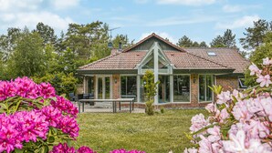 Et hus med murstensfacade, et glasmagasin og en patio.