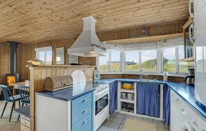 Fridge, stovetop, dishwasher, coffee/tea maker - Cozy home in Frøstrup with kitchen (Frøstrup)
