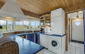 Jääkaappi, mikroaaltouuni, liesi, astianpesukone