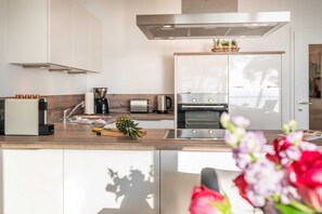 Kühlschrank, Mikrowelle, Ofen, Geschirrspüler