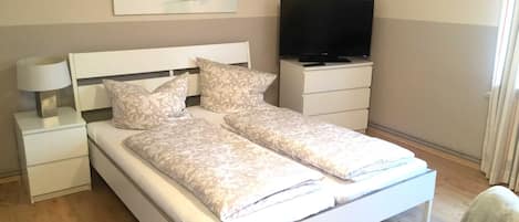 1 bedroom, travel cot, WiFi, bed sheets