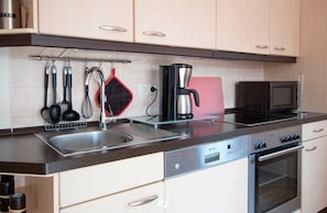 Kühlschrank, Mikrowelle, Ofen, Geschirrspüler