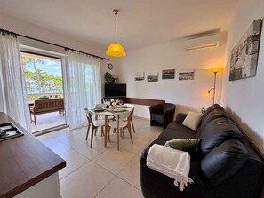 TV - Holiday apartment with sea view and barbecue (Šilo)