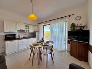Fridge, stovetop, dishwasher, coffee/tea maker - Holiday apartment with sea view and only 15 metres from the beach (Šilo)
