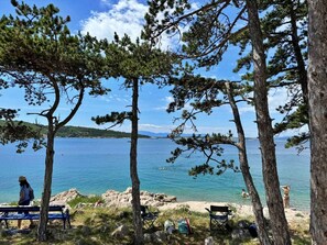 Beach - Holiday apartment with sea view and barbecue (Šilo)