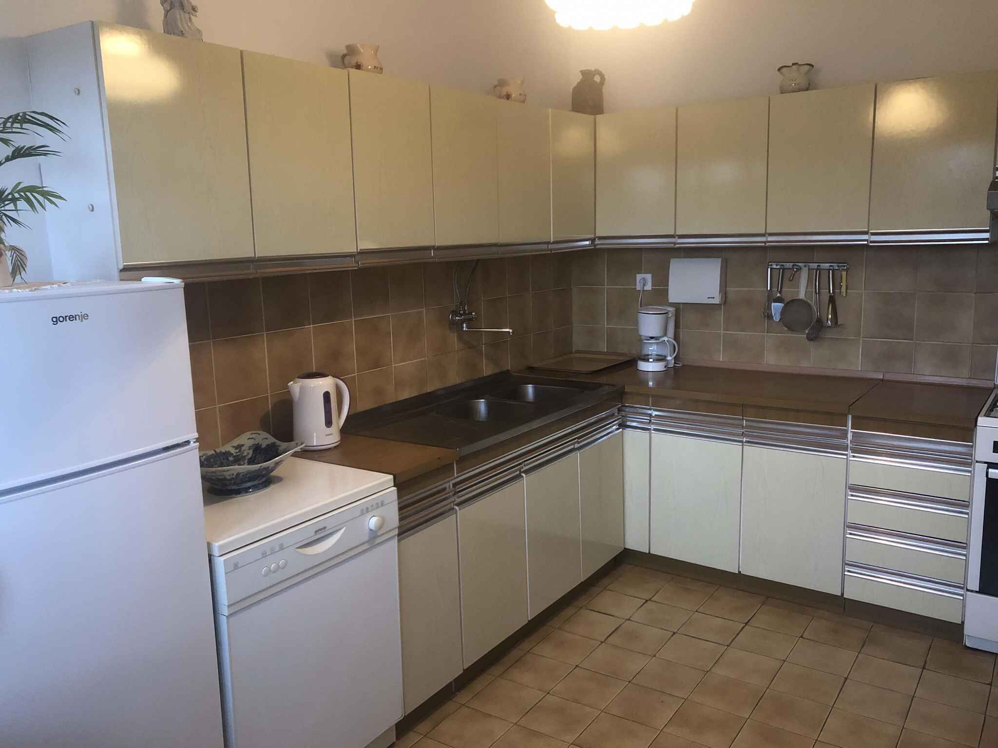 Frigorífico, horno, placa de cocina y lavavajillas