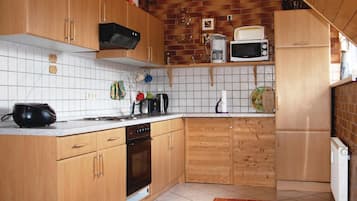 Kühlschrank, Herdplatte, Wasserkocher mit Kaffee-/Teezubehör