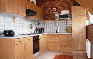 KĂŒhlschrank, Herdplatte, Wasserkocher mit Kaffee-/Teezubehör