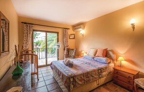 5 bedrooms, travel cot, free WiFi