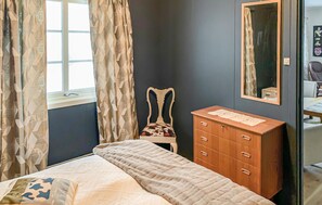 2 bedrooms, travel crib, free WiFi