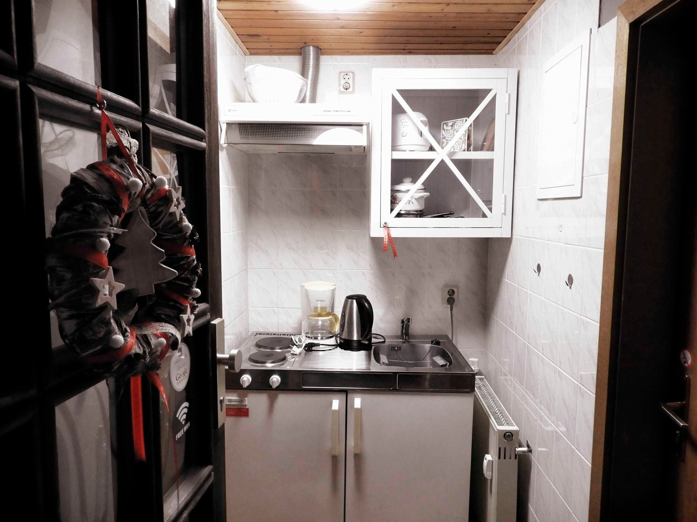 Kühlschrank, Wasserkocher mit Kaffee-/Teezubehör, Wasserkocher, Toaster