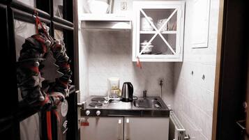 Kühlschrank, Wasserkocher mit Kaffee-/Teezubehör, Wasserkocher, Toaster