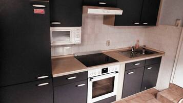 Fridge, coffee/tea maker, electric kettle, toaster