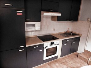 Kühlschrank, Wasserkocher mit Kaffee-/Teezubehör, Wasserkocher, Toaster