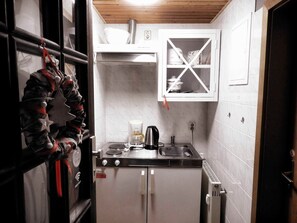 Fridge, coffee/tea maker, electric kettle, toaster - Holiday Room Heidehexe - Holiday Room in Graal-Müritz (Graal-Müritz)