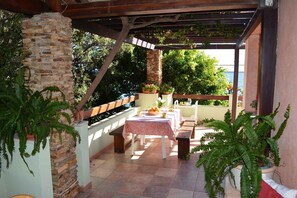 Outdoor dining - Holiday home with air conditioning (Cala Gonone)