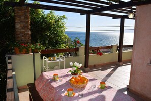 Outdoor dining - Holiday home with air conditioning (Cala Gonone)