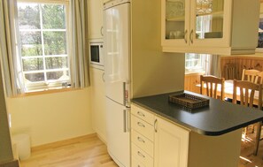 Fridge, stovetop, dishwasher, coffee/tea maker - Beautiful home in Fjällbacka with sauna (Fjällbacka)