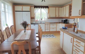 Fridge, stovetop, dishwasher, coffee/tea maker - Lovely home in Knäred with lake view (Knäred)