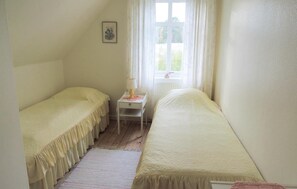 3 bedrooms, travel cot