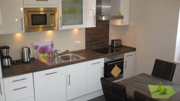 Kühlschrank, Mikrowelle, Ofen, Geschirrspüler