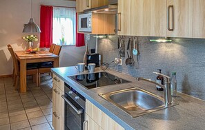 Réfrigérateur, micro-ondes, plaque de cuisson, lave-vaisselle