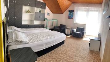 4 bedrooms, travel cot, Internet