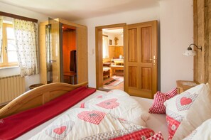 2 slaapkamers, een bureau, reisbedje, wifi