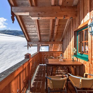 A wooden cabin with a balcony overlooking a snowy landscape. - Apartment Mondsee - apartment on the farm "Margarethengut" am Attersee (Buchenort)