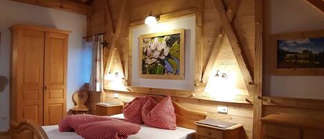 2 室のベッドルーム、デスク、旅行用ベビーベッド、WiFi