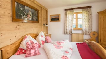 2 soverom, skrivebord, reiseseng for barn og wi-fi