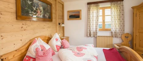 2 bedrooms, desk, travel cot, WiFi