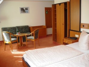 1 slaapkamer, een bureau, reisbedje, beddengoed