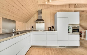 Kühlschrank, Mikrowelle, Herdplatte, Geschirrspüler