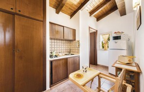 Refrigerador, microondas, parrilla de estufa y utensilios de cocina 